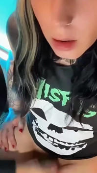 여친의 자지를 빠는 것을 좋아하는 유부녀