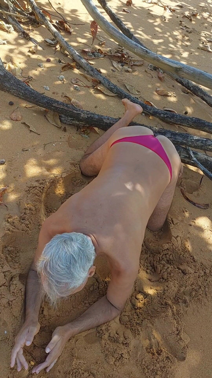 Ladysilvas: Ladysilva dalam seluar dalam di pantai – pantat panas