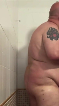 Un moment vraiment spécial en Espagne, sous la douche la plus sexy.