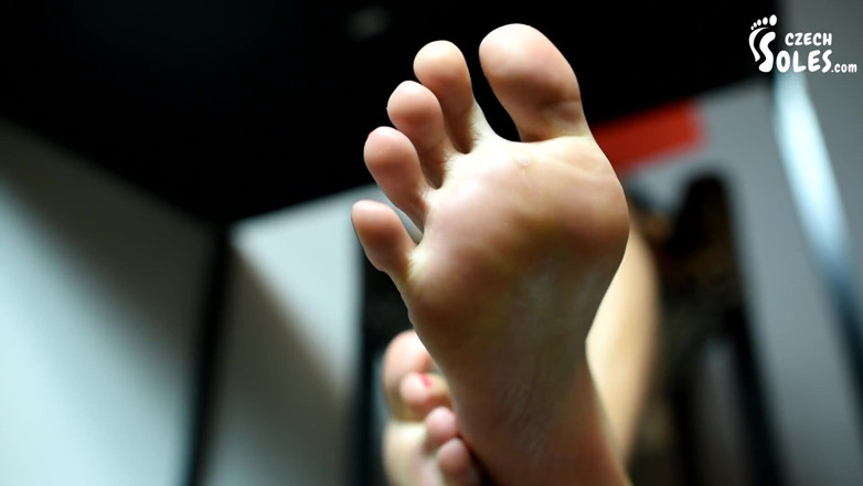 Czech Soles - foot fetish content: Unter dem schreibtisch und an ihren sexy füßen und absätzen