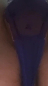 Je joue dans ma belle robe violette stock8ngs jaunes et gstring violet
