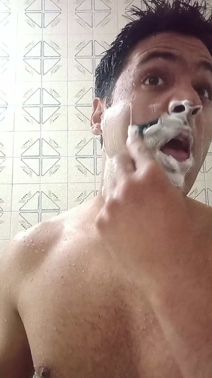 Guss: Un homme sombre dans la salle de bain