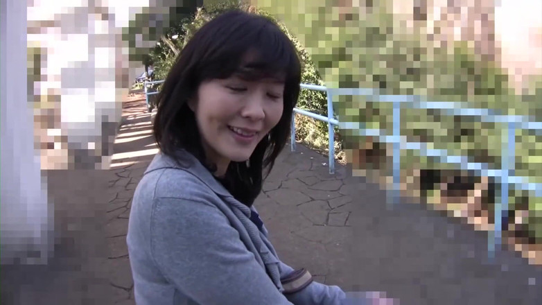 Asian Mature Climax: Brunette Aziatische milf wordt gevingerd