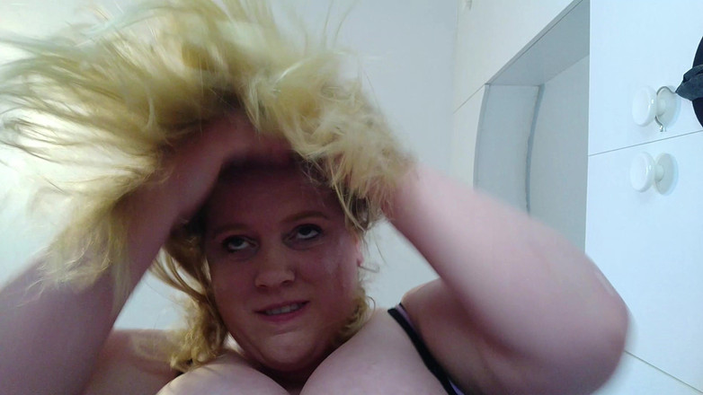 Julie_Bliss: Julie Bliss - Gergasi dan Crush buah dada