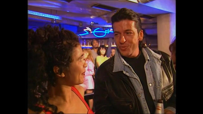 Muschi movie official: Due fantastiche ragazze rimorchiate in discoteca vengono scopate in bagno