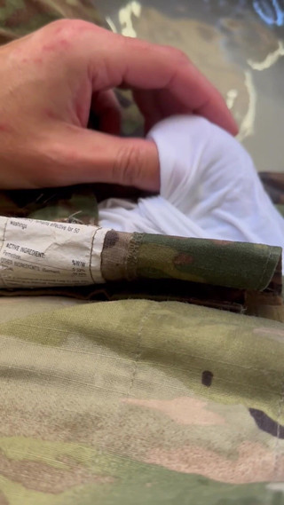 Gay Soldier Stuff: Primo video piscio! Guarda mentre lo specialista dell'Esercito entra in...