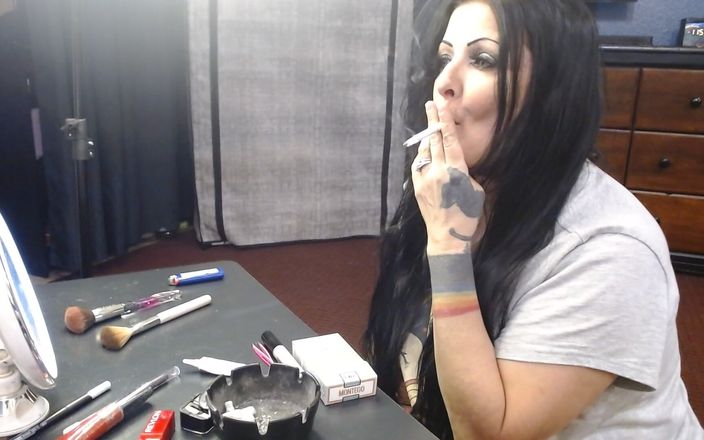 Abby Anna: MILf mid macht make-up, zigaretten rauchen