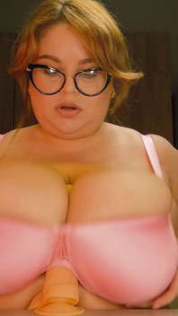 Sedutora MILF Vestida De Sutiã Com Óculos Faz Vibrador Explodir Em Seu Peito Enorme
