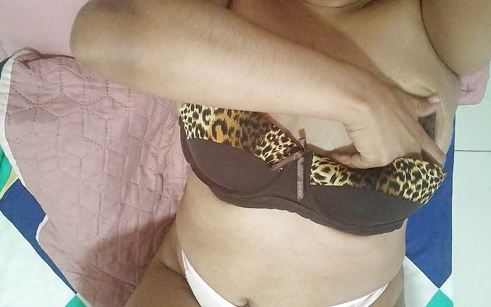 PATY PATY: Stieftochter in dessous mit ihren titten und sahniger muschi in...