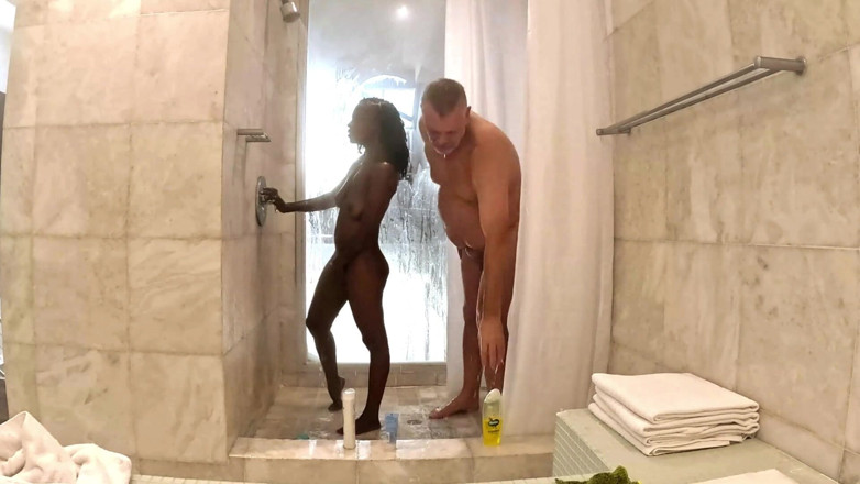 Black Swan: Sexy tengere zwarte milf neemt een douche met Sugar Daddy...