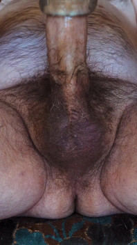Papi-Bär wichst mit einem Tenga Fleshlight und explodiert