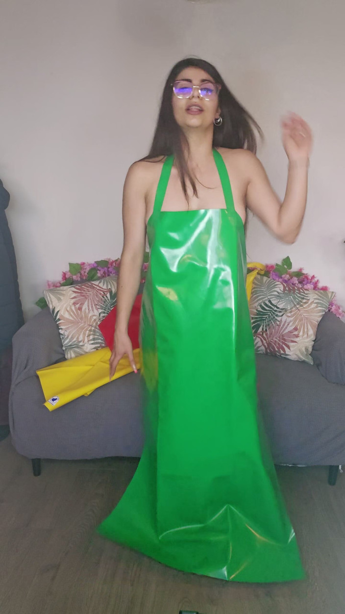 MiaNIqab: 92. Apron Queen Testing Aprons Mia Niqab