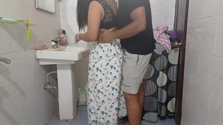 NaughtyWings: Stojąc pieska w łazience Gładka zabawa cipki Desi Bhabhi