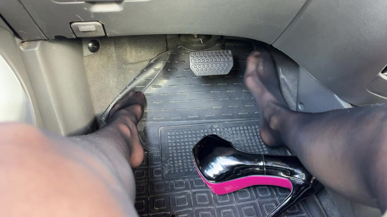 DINA LIGHT: ウクライナの女神と共にペダルを叩く