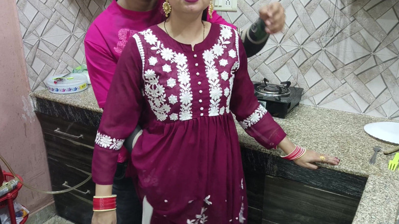 Hornycouple149: Indian desi milf scopata duro dal suo devar in cucina...