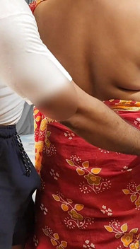 Tukang pakaian mengongkek MILF bertetek besar, kemudian pancut ke dalam pepeknya