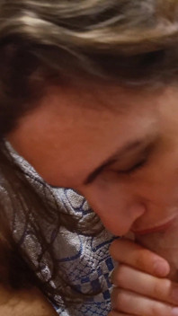 Blowjob Sensual dengan Sperma di Mulut