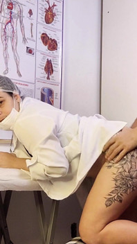 Patienten kan inte hantera det och blir stel framför sjuksköterskan under undersökningen