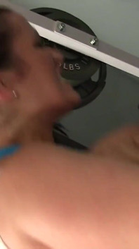 BBW Carmella Bing gör ut med den muskulösa tränaren