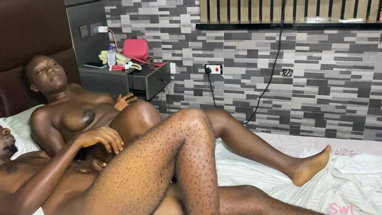 Naijasweetass: Une tatie à gros cul se tape une grosse bite gratuitement