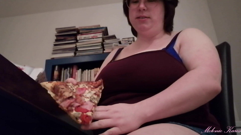Melonie Kares: Relleno de pizza grande y eructar