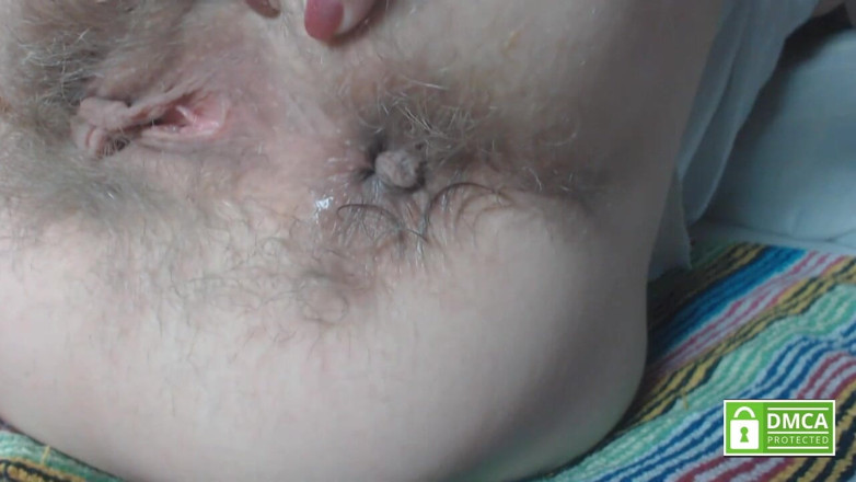 Risky Hairy Couple: Scheet en kont vingeren