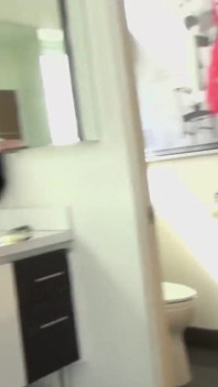 Ragazzina cattiva con i capelli corti succhia il grosso cazzo di roco