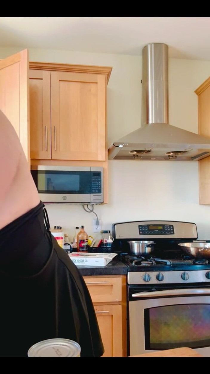Christi Cream Cake: MILF transeksual bertelanjang atas membuatkan Chow Mein