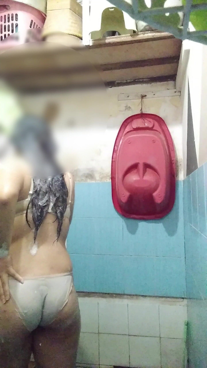 MellyMeylinda: Cewek cantik dan seksi di kamar mandi