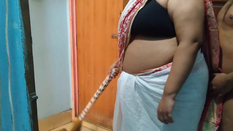 Aria Mia: Šukám sexy milf nevlastní matku mé nejlepší kamarádky, když zametá...