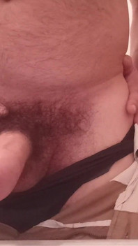Cara peludo mija no banheiro