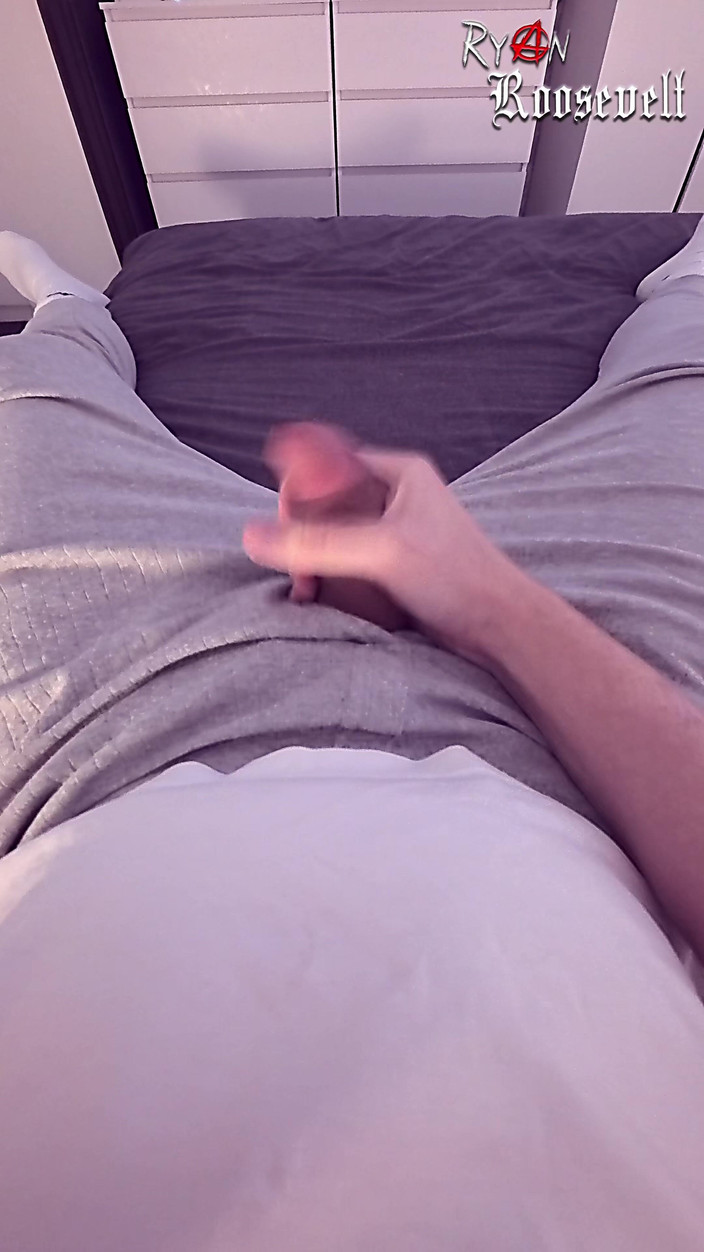 Ryan Roosevelt: पोर्न देखना फटाफट कामुक लंड के बाद शोर भरी वीर्य की ओर ले जाता है