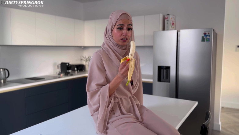 Aaliyah Yasin: Hladová muslimská dívka se rychle rozbije s velkým černým pérem