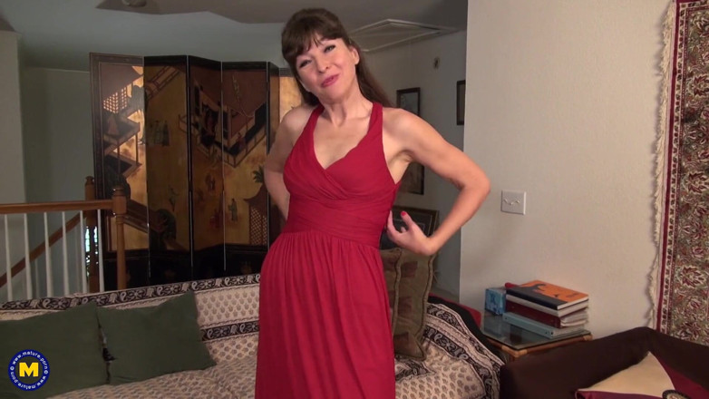 Mature Solo NL: Sexy zralá chce velký penis ve své kundičce, ale má...