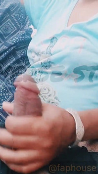 A punheta selvagem de Indiana com mãos quentes e peitos totalmente expostos, você perderá o controle assim que vê-los!