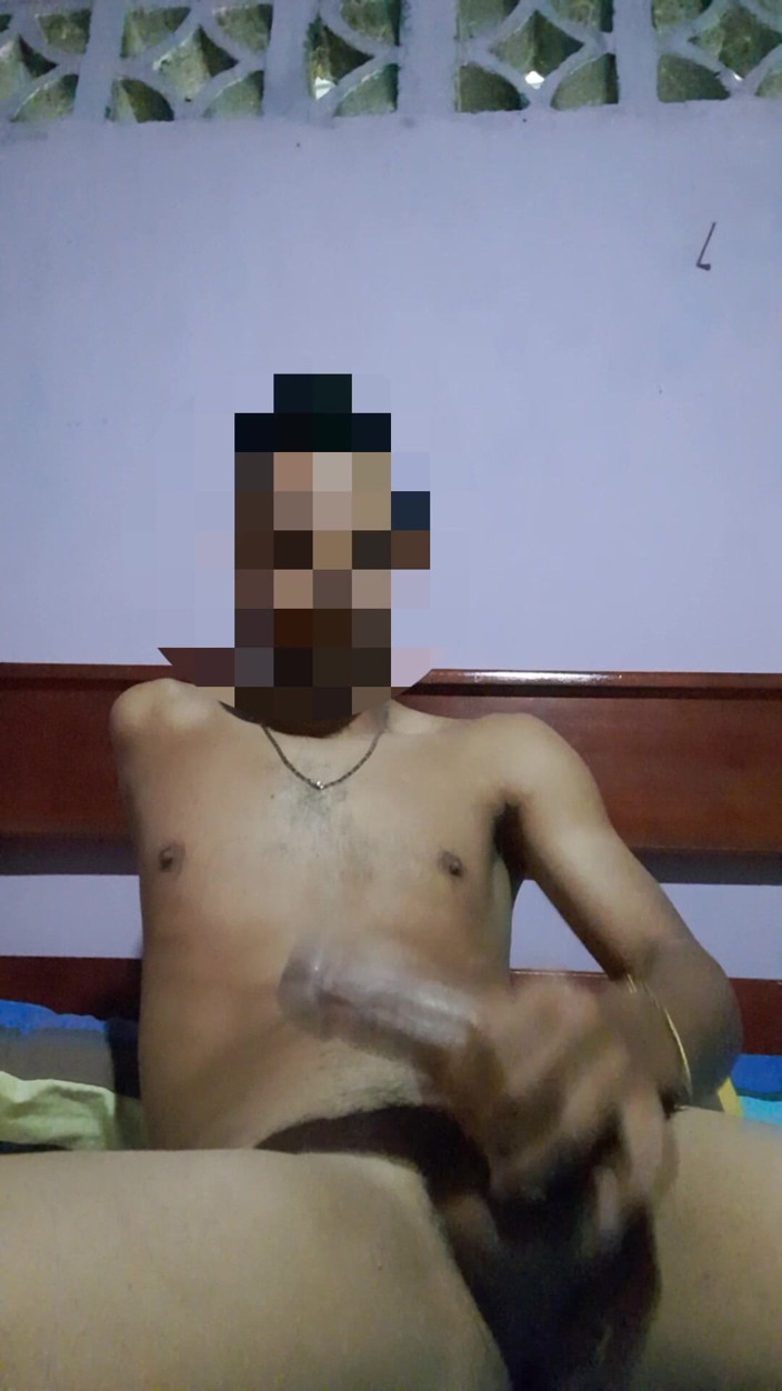 Mafhgy7: 남자가 자기 방에서 터질 때까지 자위하다