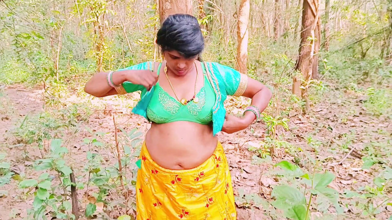 Telugu honey lips: Sexo ao ar livre na floresta Indiana fodendo o pau...
