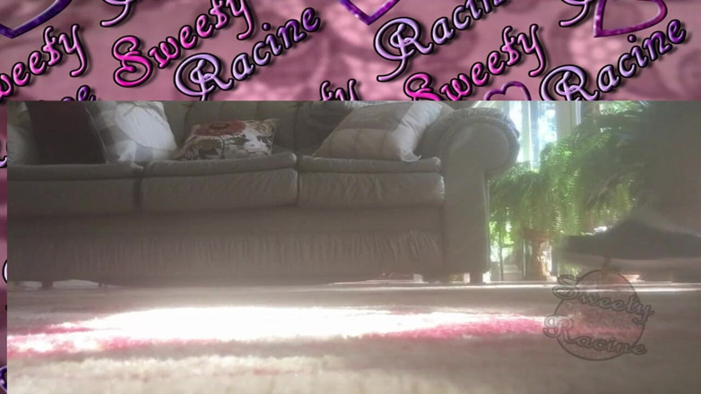 Sweety Racine: Giant SSBBW feet walking