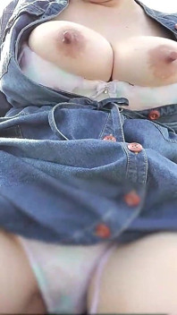 Istri nakal ini lagi asik masturbasi di luar ruangan sampai matanya merem melek