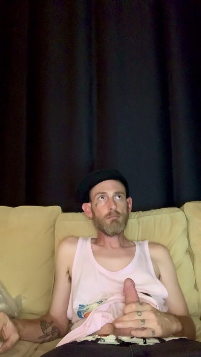 Jack_D_Stranger: Aproape prinsă mângâindu-l la Airbnb pe canapea