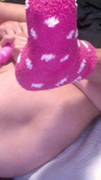 Caliente milf vibes su mojado coño consigue un plug anal en su culo