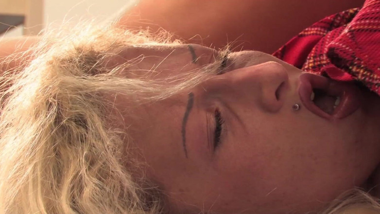 Videos Francaises: Guarda questa troia bionda dalla Francia che si fa scopare...