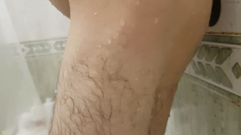 HeIsSooThin: Baise avec un gode et éjaculation sous la douche