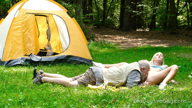 Old Goes Young: Starszy mężczyzna podoba się świeżej blondynce na świeżym powietrzu