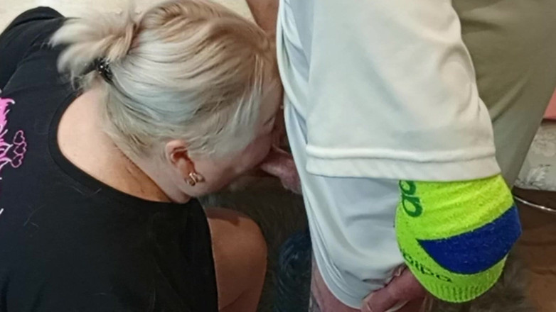 Zona901: Jebanie macochy w ustach w kuchni i orgazm