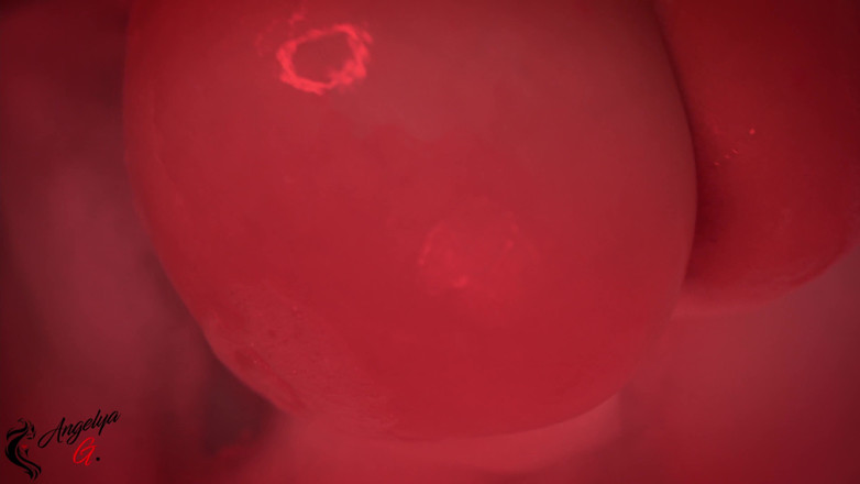 AnGelya G: Dziewczyna z wielką figurą w łazience