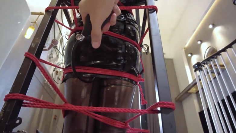 Aisan girl bondage: Mz32: associato all'interno di un dispositivo metallico, raggiunge l'orgasmo vibrante.