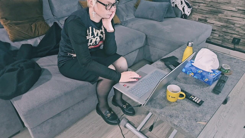 Sofy13: Ich Musste Mich Entscheiden, Ob Ich Meine Reife MILF-muschi Dildoe...