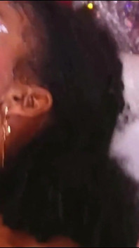 Lesbian latina yang cantik muncrat di danau