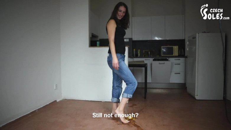 Czech Soles - foot fetish content: Aku akan menghancurkan buah-buahan dan kamu akan menjilatinya dari kakiku!